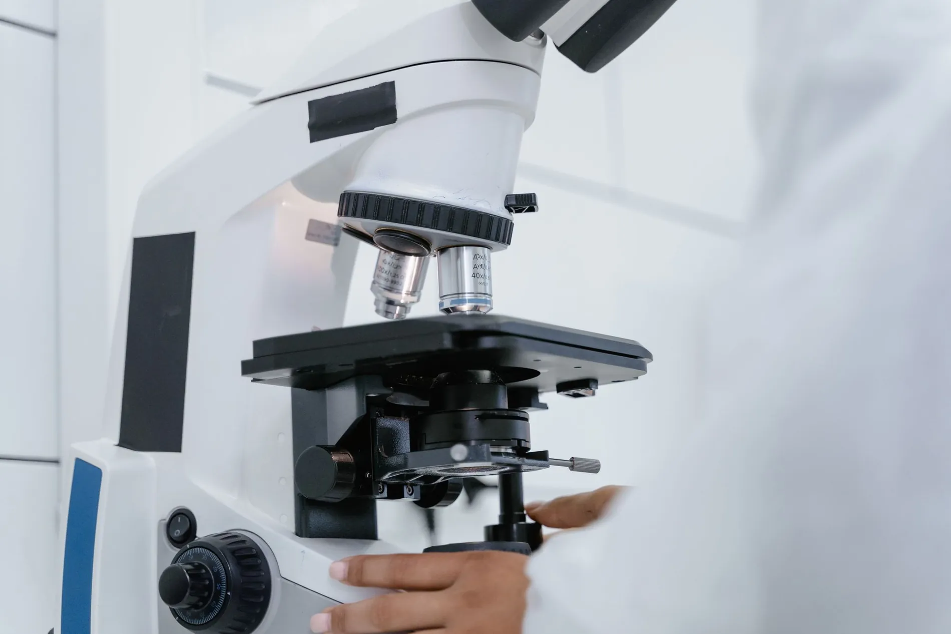 Microscope w, laboratory photograph